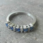Anillo cintillo con piedras